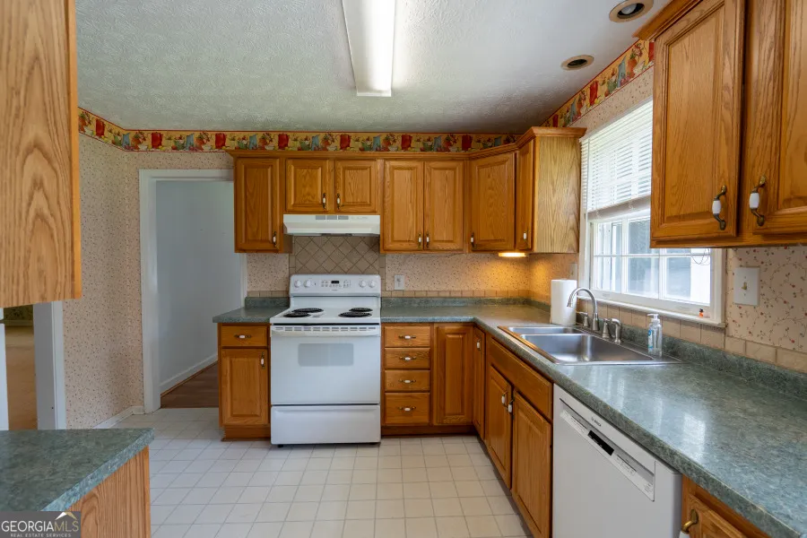 2685 Ashworth Lake RD Snellville, GA 30078