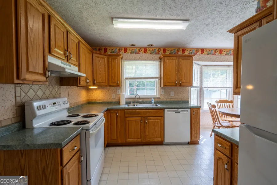 2685 Ashworth Lake RD Snellville, GA 30078