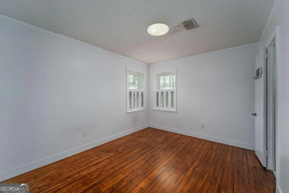 701 Van Streat Nicholls, GA 31554