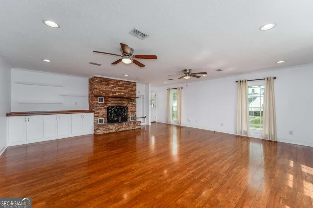 701 Van Streat Nicholls, GA 31554