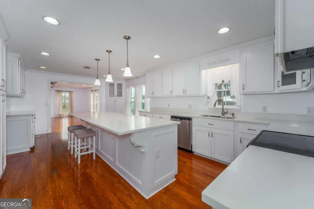 701 Van Streat Nicholls, GA 31554