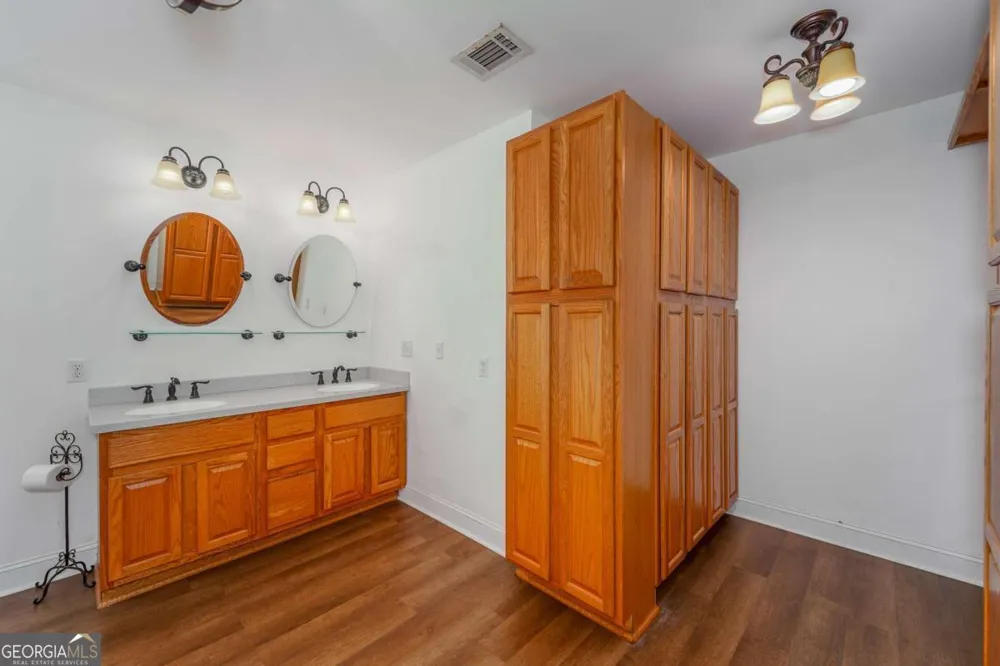 701 Van Streat Nicholls, GA 31554