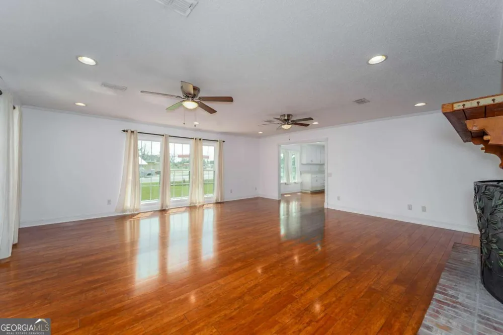 701 Van Streat Nicholls, GA 31554