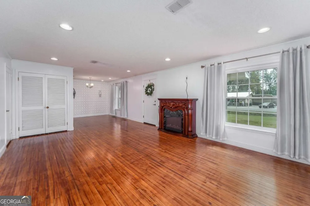 701 Van Streat Nicholls, GA 31554