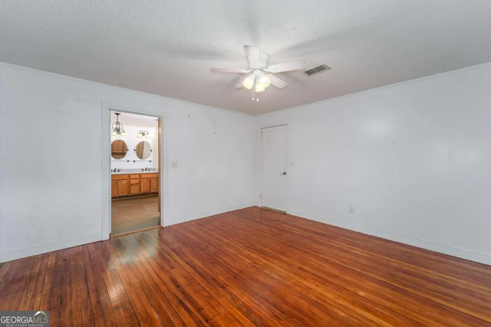701 Van Streat Nicholls, GA 31554