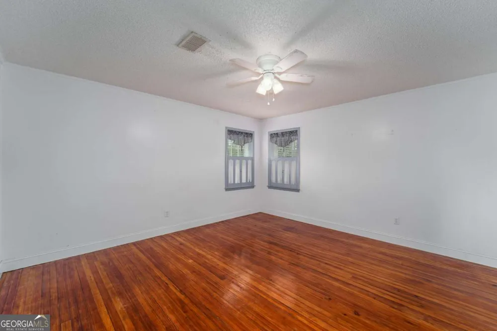 701 Van Streat Nicholls, GA 31554