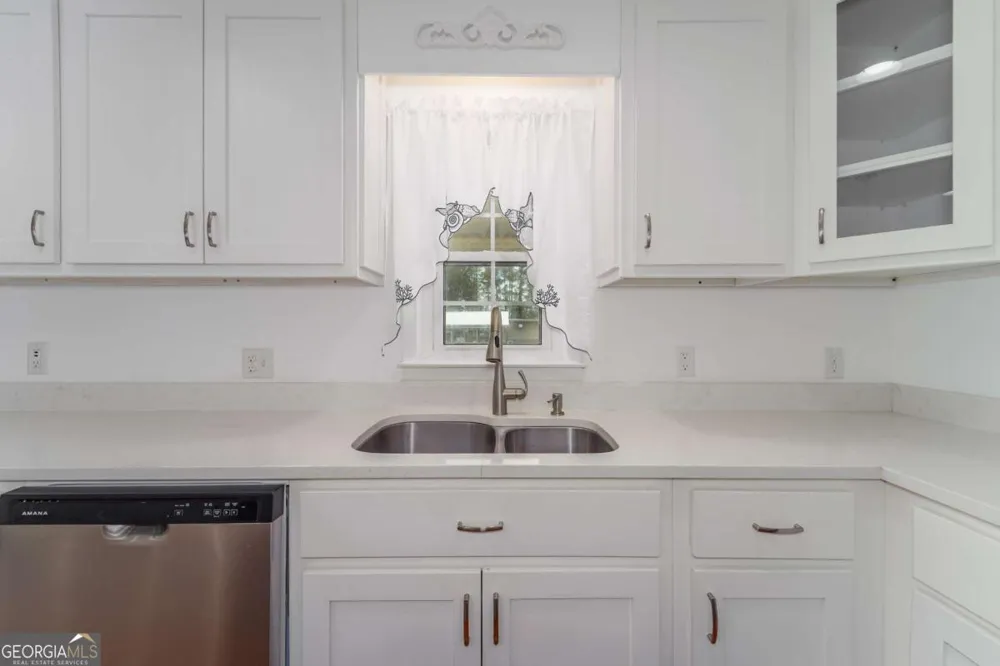 701 Van Streat Nicholls, GA 31554