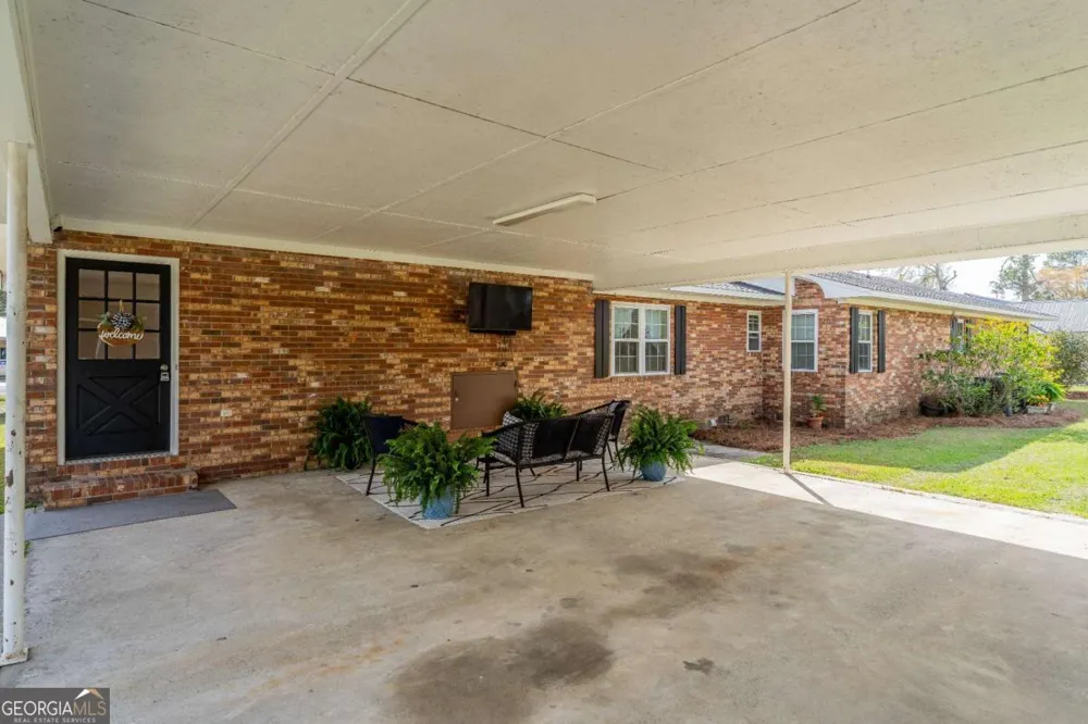 701 Van Streat Nicholls, GA 31554