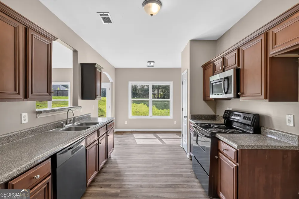354 Shady GLN Dallas, GA 30132
