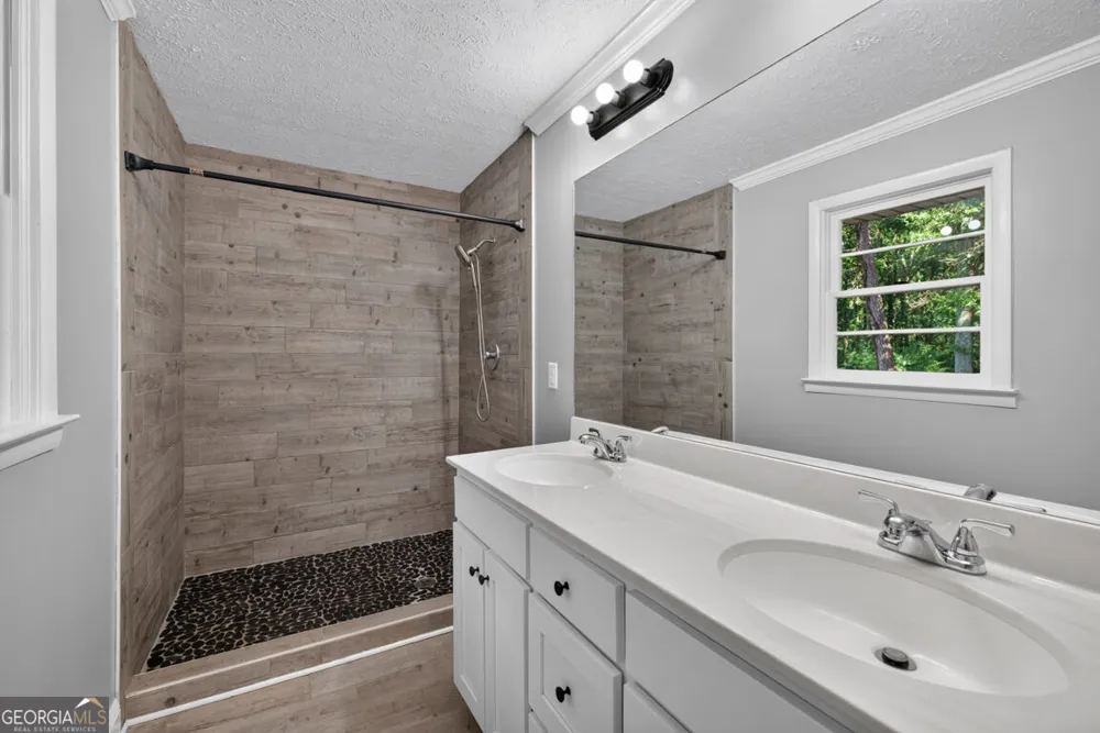 1233 Bethlehem RD Statham, GA 30666