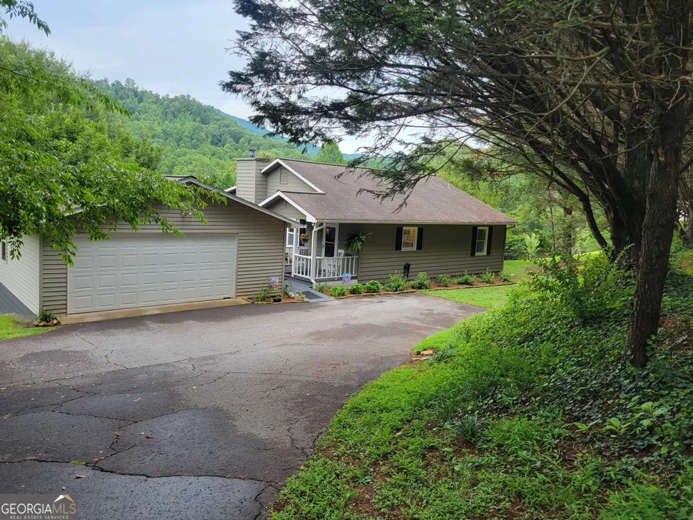 1523 Berrong RD Hiawassee, GA 30546
