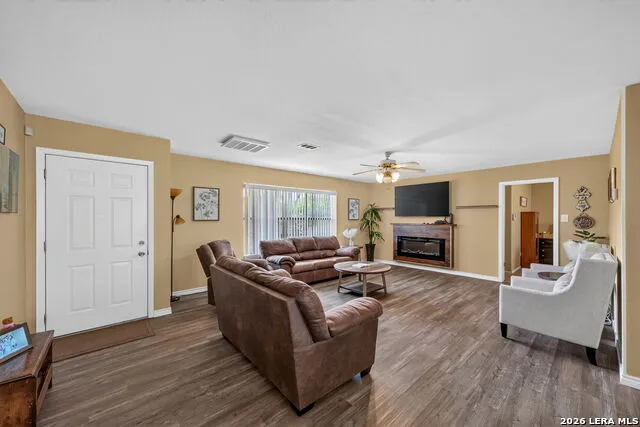 325 WENDY LN Seguin, TX 78155