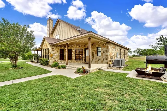 3283 Hartfield La Vernia, TX 78121