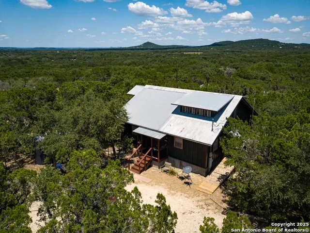 810 12th Lakehills, TX 78063