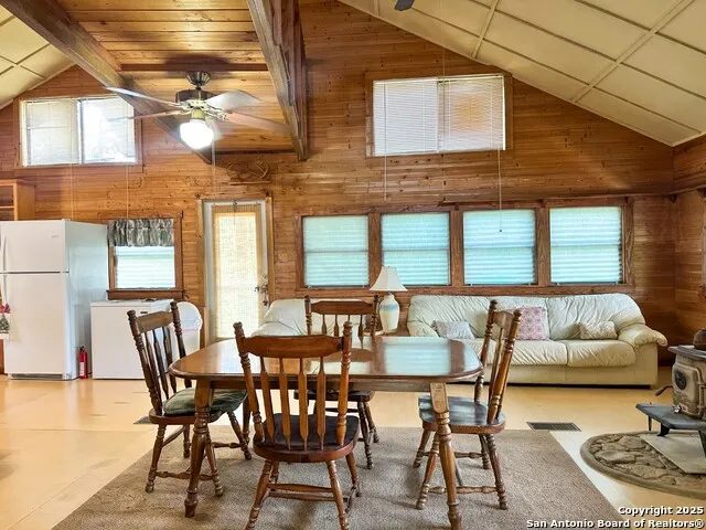 810 12th Lakehills, TX 78063