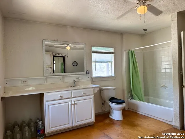 810 12th Lakehills, TX 78063