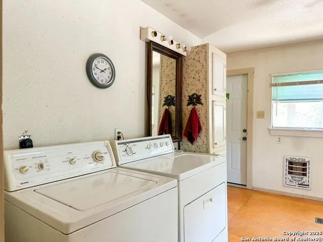 810 12th Lakehills, TX 78063