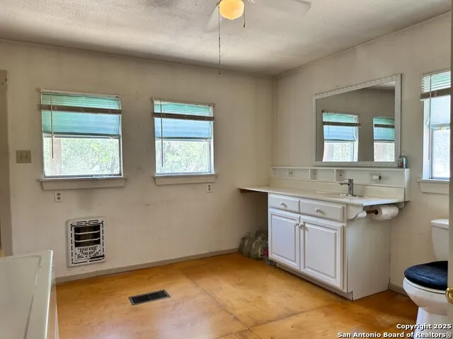 810 12th Lakehills, TX 78063