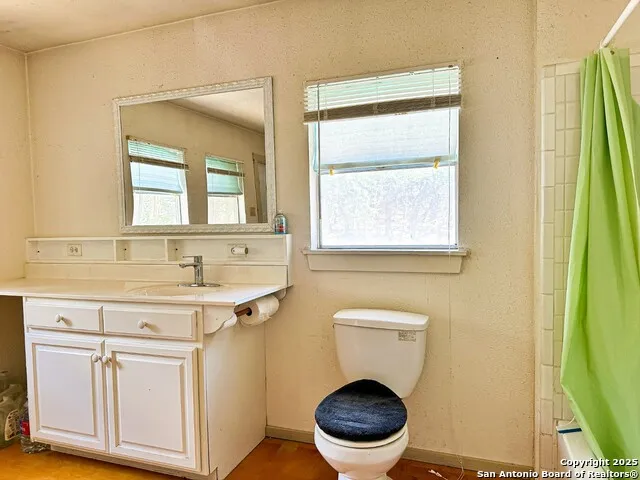 810 12th Lakehills, TX 78063