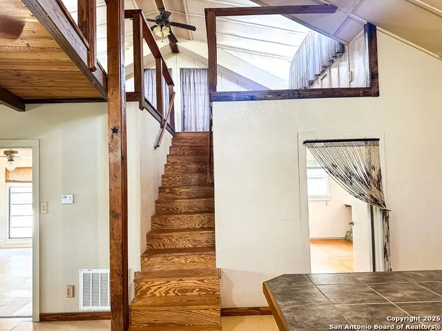 810 12th Lakehills, TX 78063