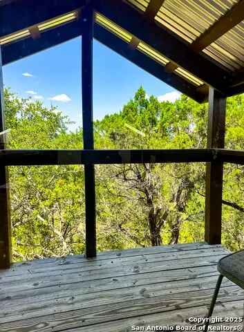 810 12th Lakehills, TX 78063