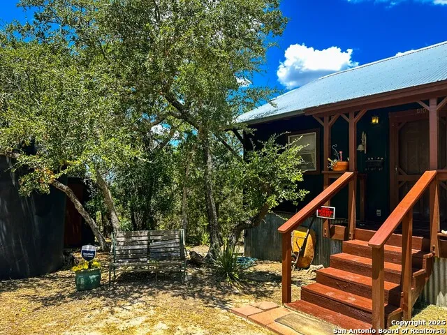 810 12th Lakehills, TX 78063