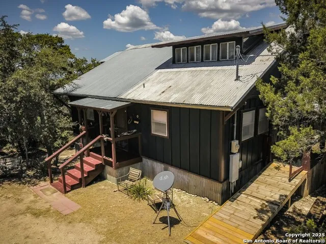 810 12th Lakehills, TX 78063