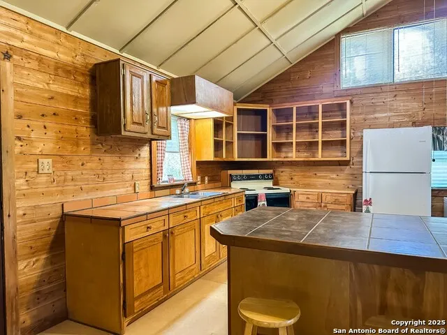 810 12th Lakehills, TX 78063