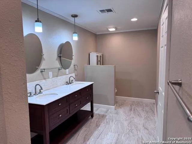 1402 Tyler Beeville, TX 78012
