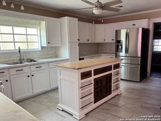 1402 Tyler Beeville, TX 78012