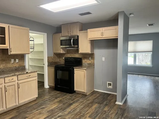 16131 IKE LN Selma, TX 78154