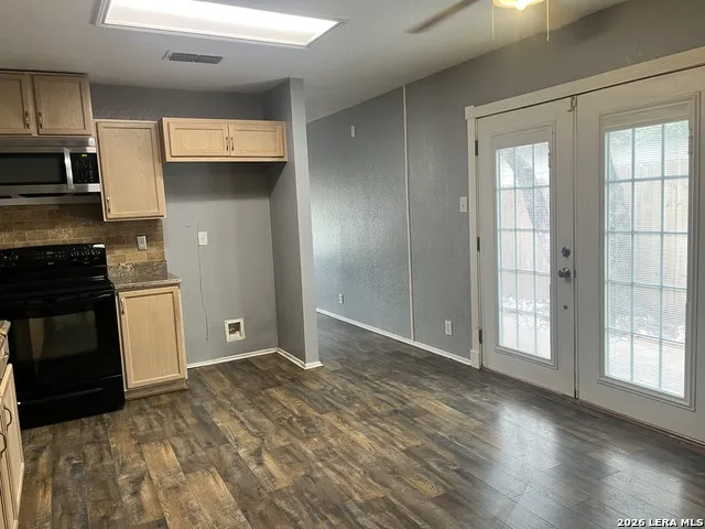 16131 IKE LN Selma, TX 78154