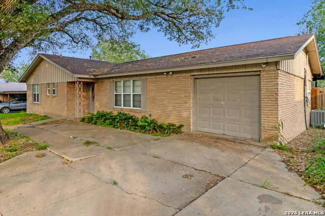 1410 ORIOLE LN Beeville, TX 78102