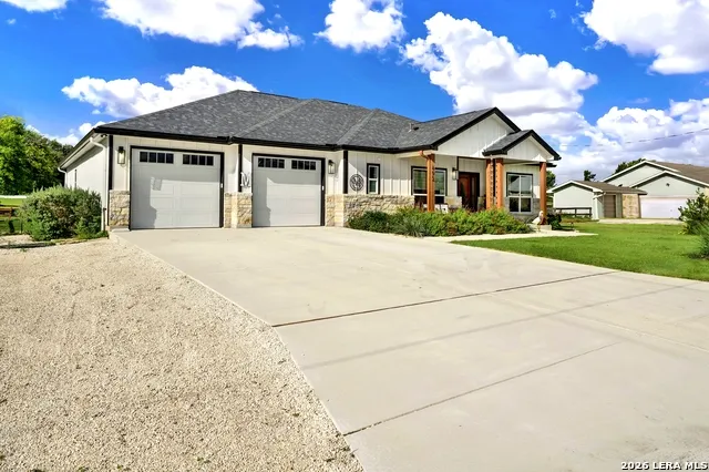 492 SPANISH GRANT CIR Bandera, TX 78003