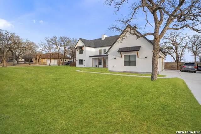 204 OAK FIELDS DR Floresville, TX 78114