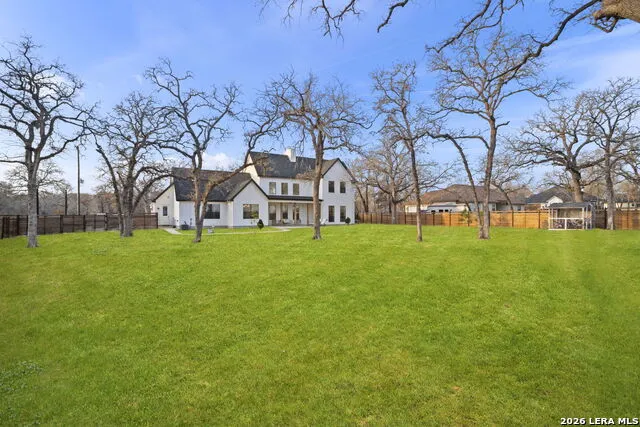 204 OAK FIELDS DR Floresville, TX 78114