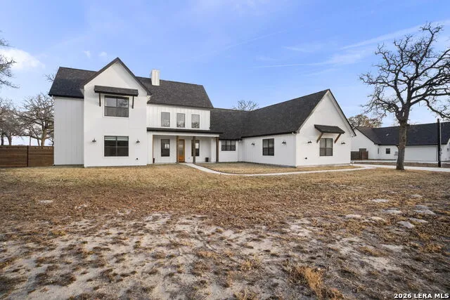 204 OAK FIELDS DR Floresville, TX 78114