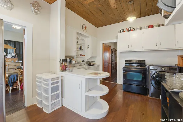211 E 4th St Nixon, TX 78140