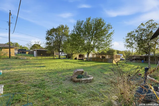 211 E 4th St Nixon, TX 78140