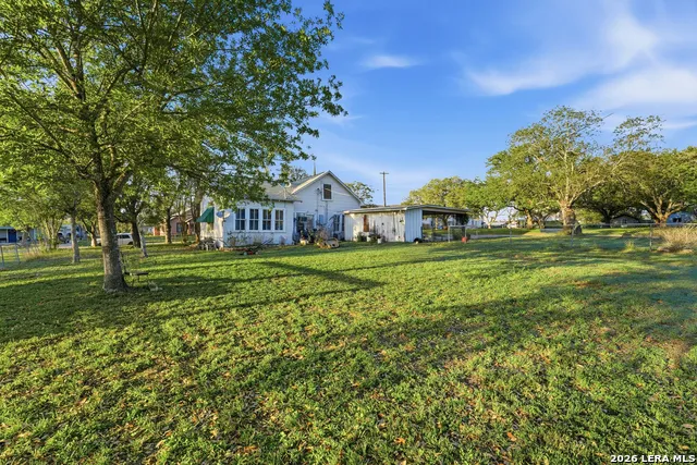 211 E 4th St Nixon, TX 78140