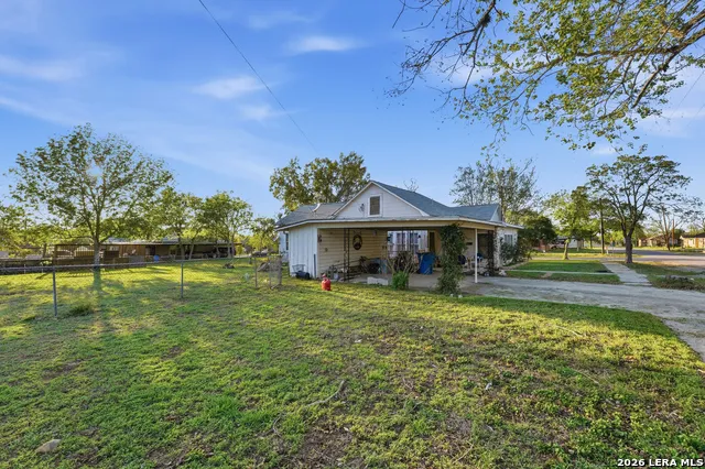 211 E 4th St Nixon, TX 78140