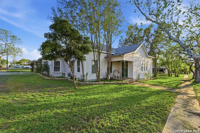 211 E 4th St Nixon, TX 78140