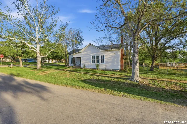 211 E 4th St Nixon, TX 78140