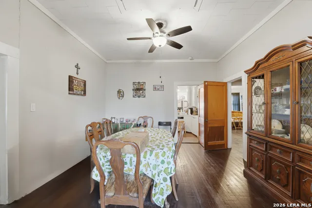 211 E 4th St Nixon, TX 78140