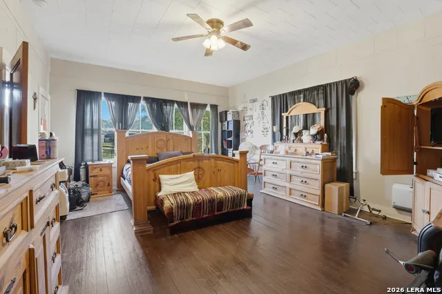 211 E 4th St Nixon, TX 78140