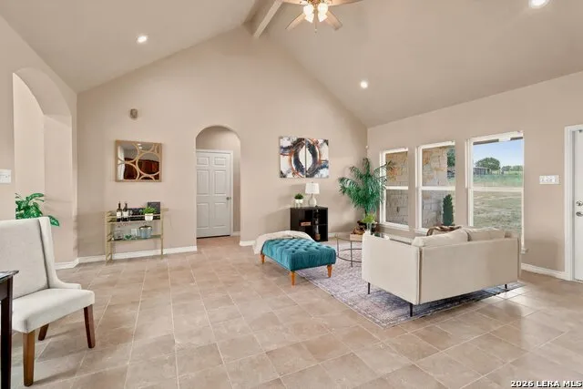 200 Lakeview Cir La Vernia, TX 78121