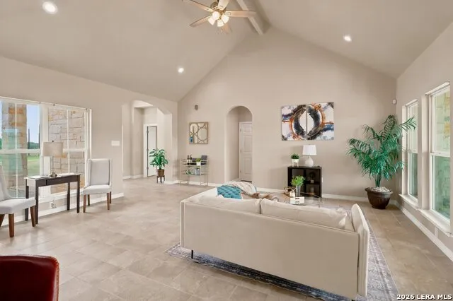 200 Lakeview Cir La Vernia, TX 78121