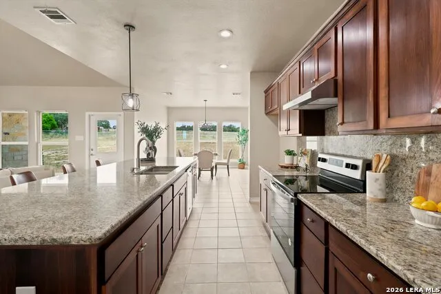 200 Lakeview Cir La Vernia, TX 78121