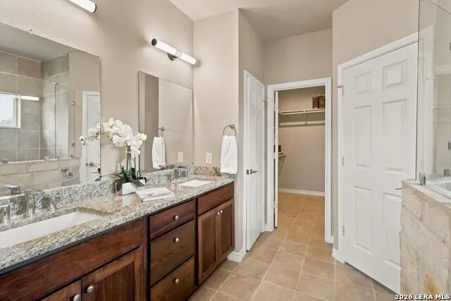 200 Lakeview Cir La Vernia, TX 78121