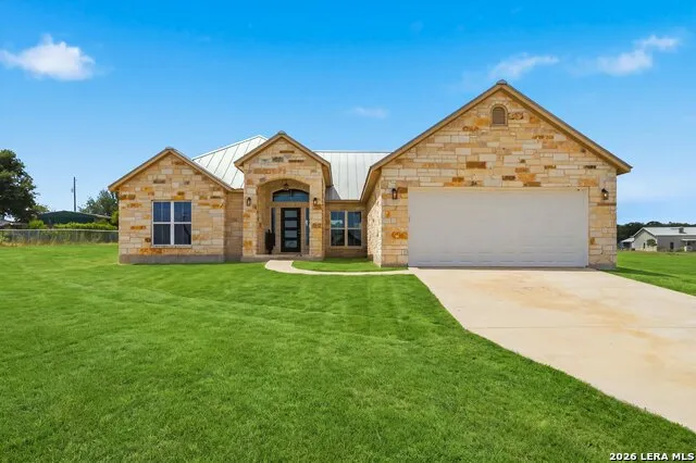 200 Lakeview Cir La Vernia, TX 78121